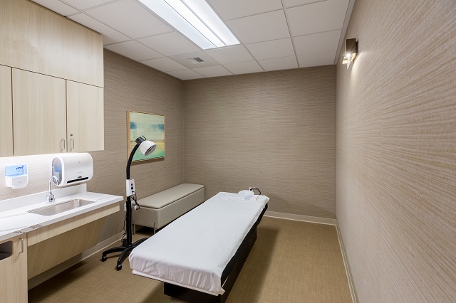 UCI Health Newport Beach patient room