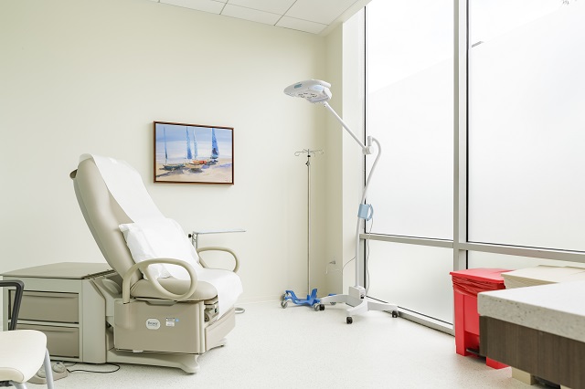 UCI Health — Newport Beach MacArthur patient room