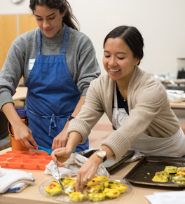 students in uc irvine cooking class for doctors