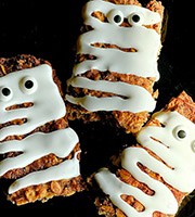 These pumpkin-spiced mummy bars are a delicious breakfast treat.