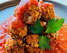 Zucchini and quinoa meatballs in harissa sauce