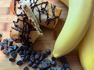 Crispy dark chocolate banana rolls