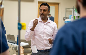 uci health emergency medicine physician barath chakravarthy leads a class a uci school of medicine; uci health was honored with CalCompare's opioid honor roll for initiatives that chakravarthy has led