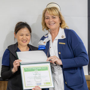 uci health daisy award winner wendy mai accepting her award 