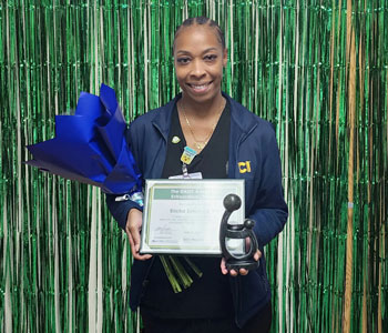 uci health lakewood nurse ericka solomon holds her daisy award and certificate 