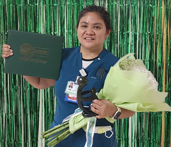 uci health lakewood nurse weena deleon holds her daisy award and certificate 