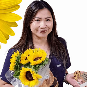 uci health sunflower winner virgi sevilleno with her sunflower award