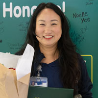 uci health nurse Hailey Ki holds a bouquet of flowers after earning the daisy award