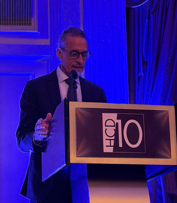 uci health dr michael stamos accepts an award from the healthcare design magazine 10 and gives a speech at the podium