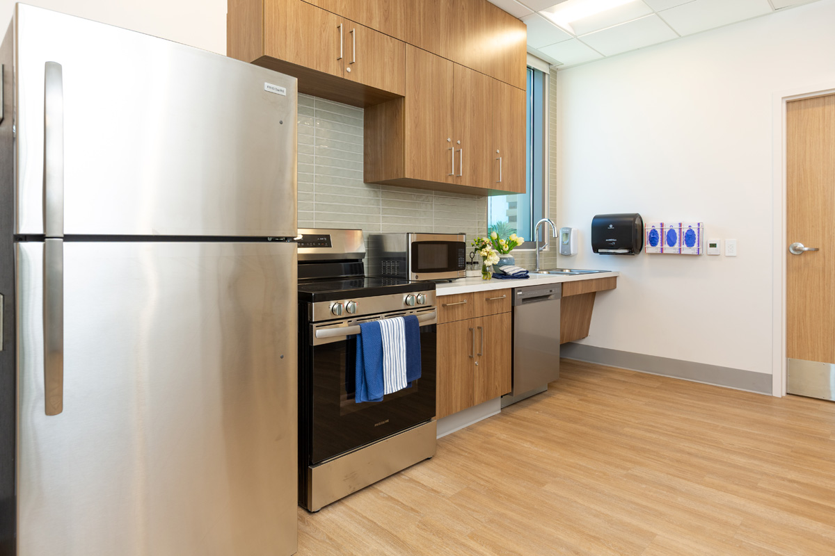 uci health — irvine rehabilitation hospital mock kitchen with stove, refrigerator and sink