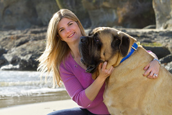 UC Irvine thyroid cancer survivor Shannon Dargenzio and her 230-pound English mastiff, Shera