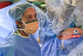 Gynecologic Oncology nurse in surgery